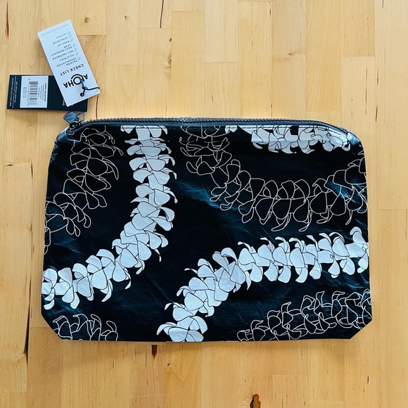 ALOHA Collection 🌺 Black and White Mid Size Travel Pouch - Puakenikeni - Picture 3 of 9